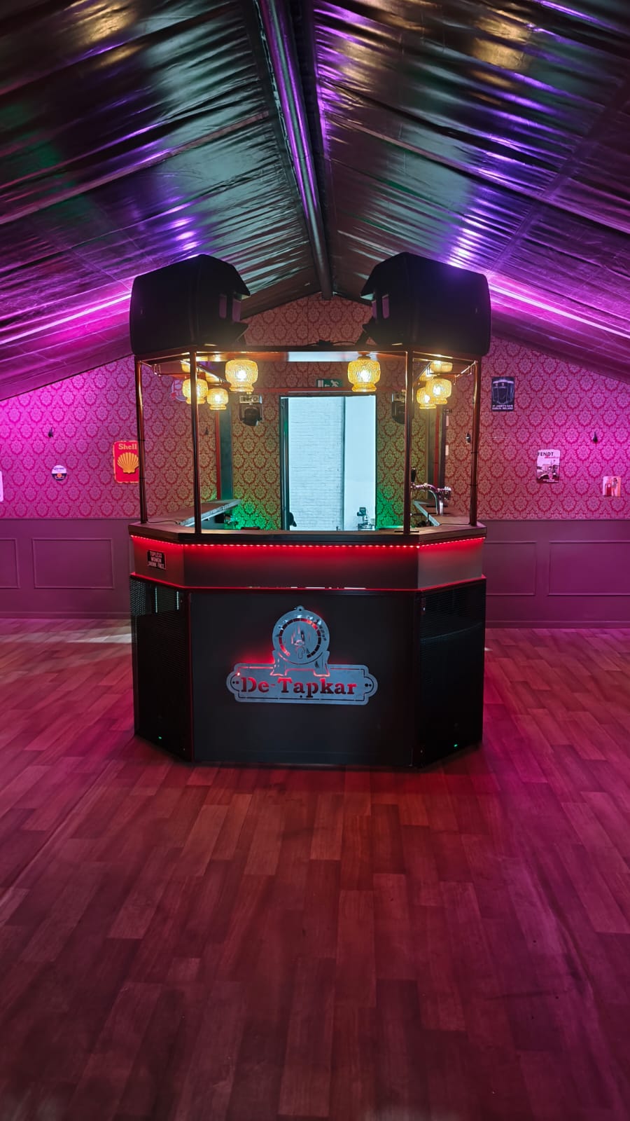Binnenzijde mobiel bruin feestcafé De Tapkar